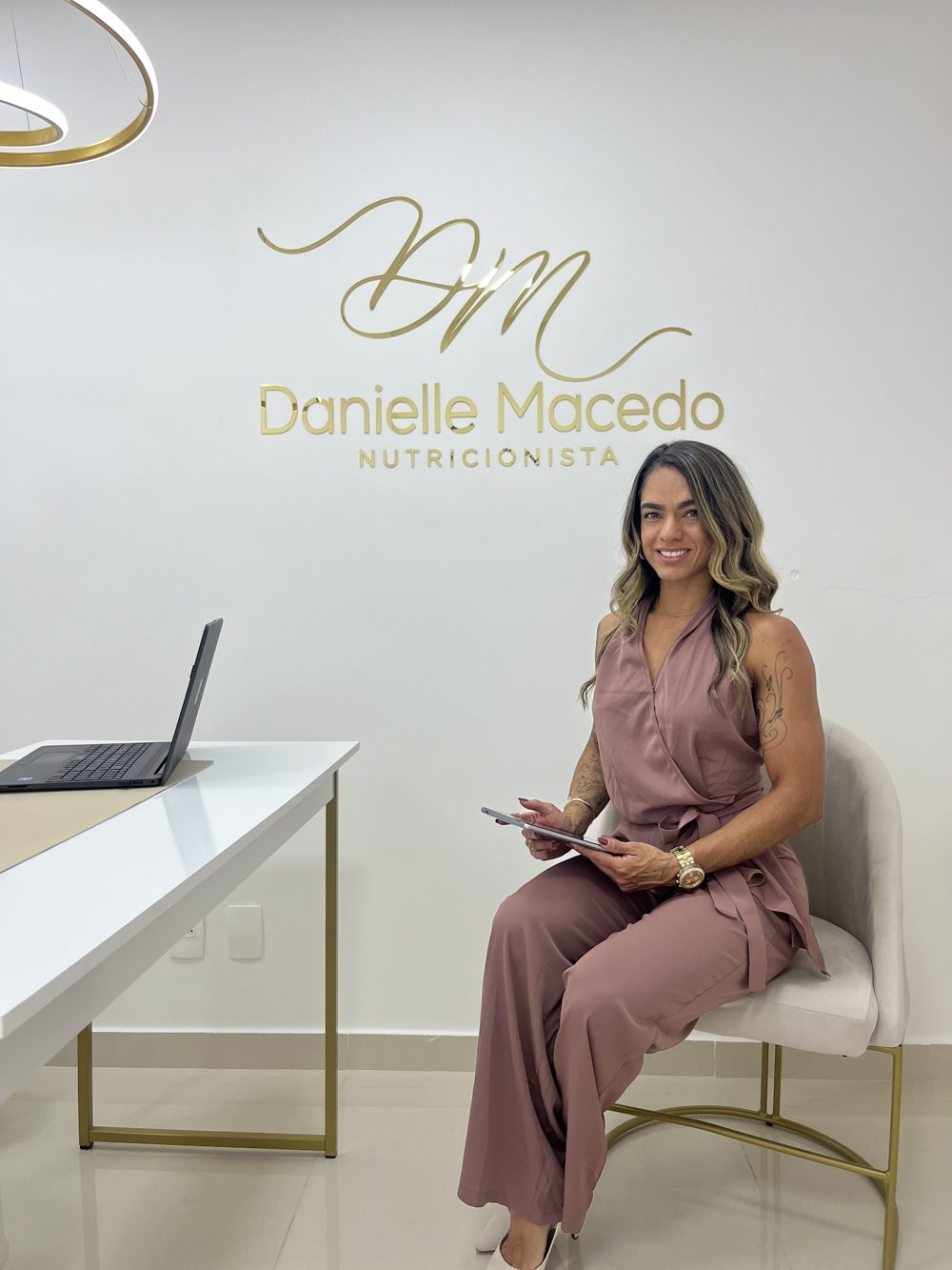 Dra. Danielle Macedo em seu consultório no Recreio dos Bandeirantes
